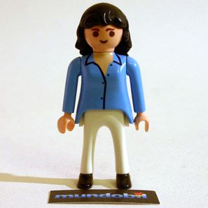 loose black hair, blue shirt - mundobil