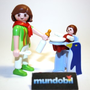 Maman Avec Bebe Et Chaise Haute Mundobil